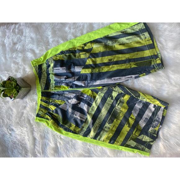 Nike Dri-FIT boy’s Athletic Shorts Medium - Picture 1 of 2